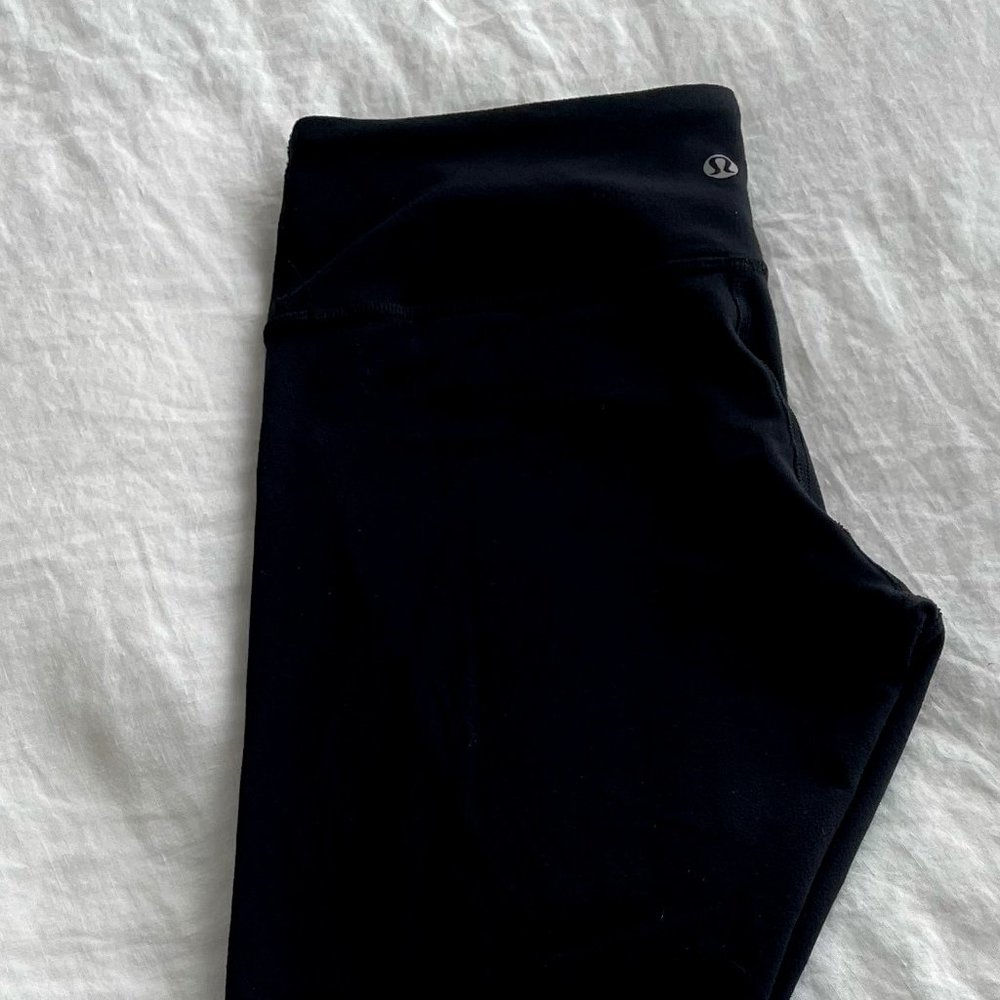 Lululemon Athletica Wunder Mid-Rise Cropped 21" Leggings.